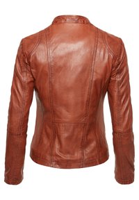 Braune Lederjacke mit einem taillierten Design, Nahtdetails und einem leichten Glanz. Verfügt über einen Stehkragen und lange Ärmel.