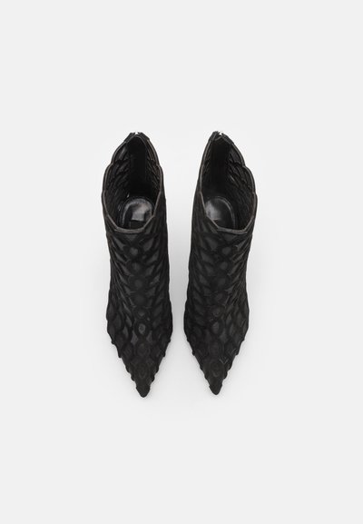 Bocanci negri până la gleznă, realizați dintr-un material texturat, cu vârf ascuțit și un design sculptat, prezentând un model de forme ovale.
