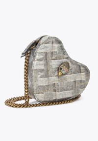 Torebka crossbody w kształcie serca wykonana z plecionego szarego dżinsu z złotym łańcuszkiem. Posiada dekoracyjny metalowy akcent w formie ręki z kolorowymi detalami.