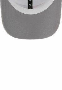 Grau gehäufte Kappe mit flachem Schirm, ausgestattet mit einem weißen Innenteil. Die Stofftextur ist glatt mit Nähdetails entlang des Randes.