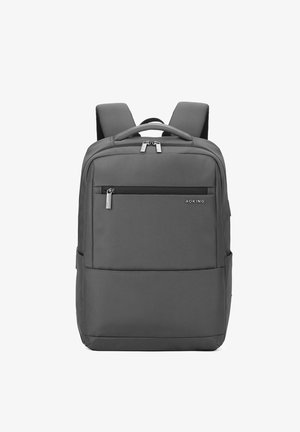 Sac à dos rectangulaire gris avec des bretelles rembourrées, une poignée supérieure, une poche zippée à l'avant et le logo "AOKING" sur fond blanc.