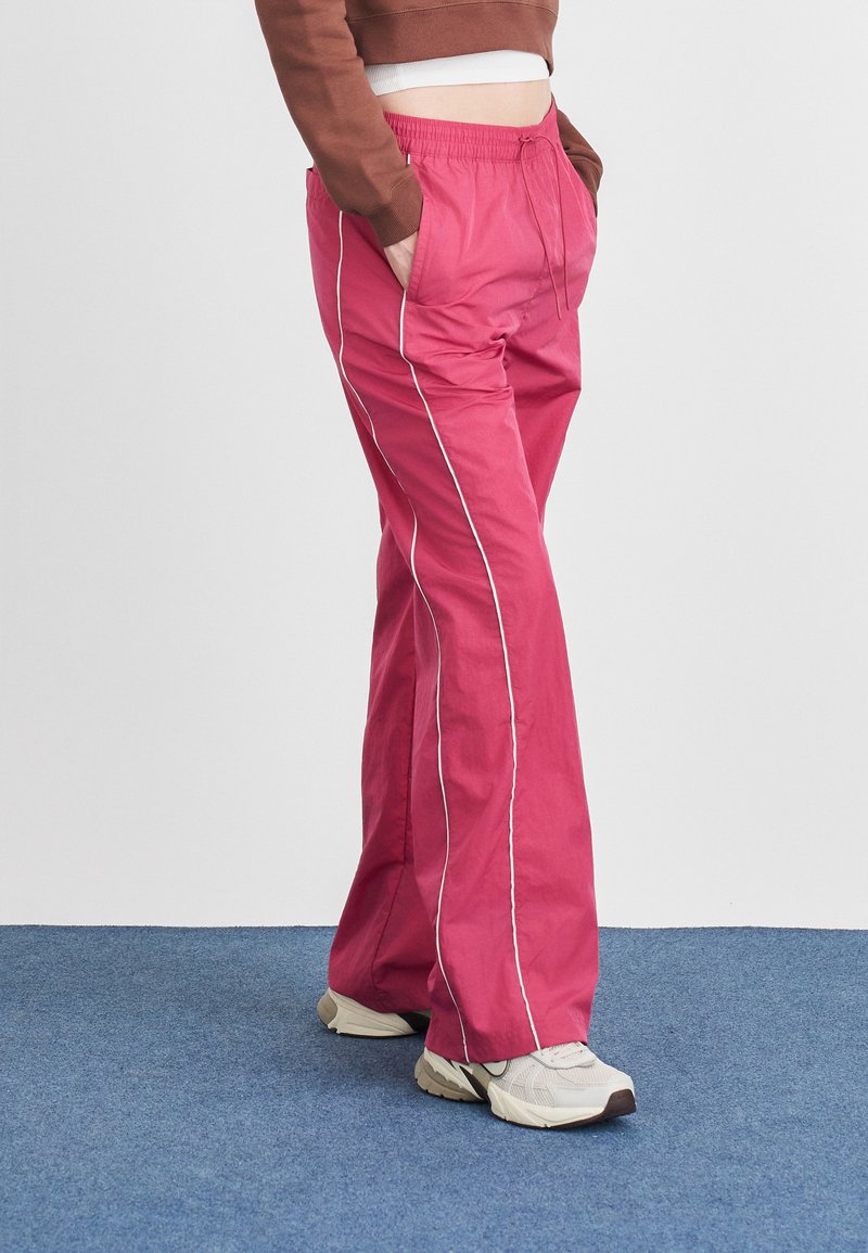Nike Sportswear PANT - Teplákové kalhoty - sweet beet/sail