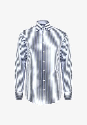 Męska koszula z długim rękawem w białym kolorze z granatowymi pionowymi paskami, z kołnierzykiem zapinanym na guziki, z guzikami z przodu oraz kontrastowymi paskami na mankietach. Wykonana z mieszanki bawełny.