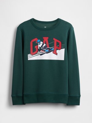 Mørkegrøn sweatshirt med røde "GAP" bogstaver og en grafik af en skiløber med blå hjelm og udstyr, der står på ski ned ad en bakke på tværs af bogstaverne.