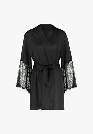 Svart satengkåpe med blonderdetaljer på ermene, med belte i midjen og en glatt tekstur. Designet inkluderer en dyp V-hals.