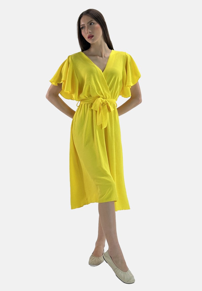 Vestito avvolgente giallo con maniche a volant corte, vita con cintura e orlo fino al ginocchio. Realizzato in tessuto leggero con una finitura testurizzata.