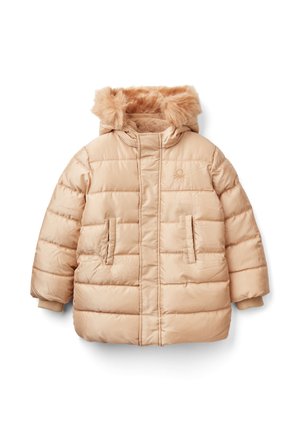Beige Daunenjacke mit einer Kapuze aus Kunstfell, gestepptem Design, zwei Fronttaschen und gerippten Bündchen. Minimale Markenkennung auf der Brust.