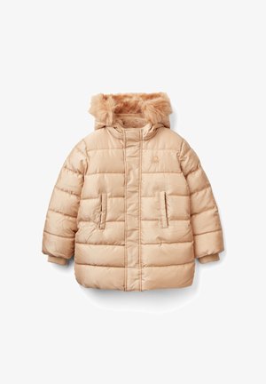 Beige Daunenjacke mit einer Kapuze aus Kunstfell, gestepptem Design, zwei Fronttaschen und gerippten Bündchen. Minimale Markenkennung auf der Brust.