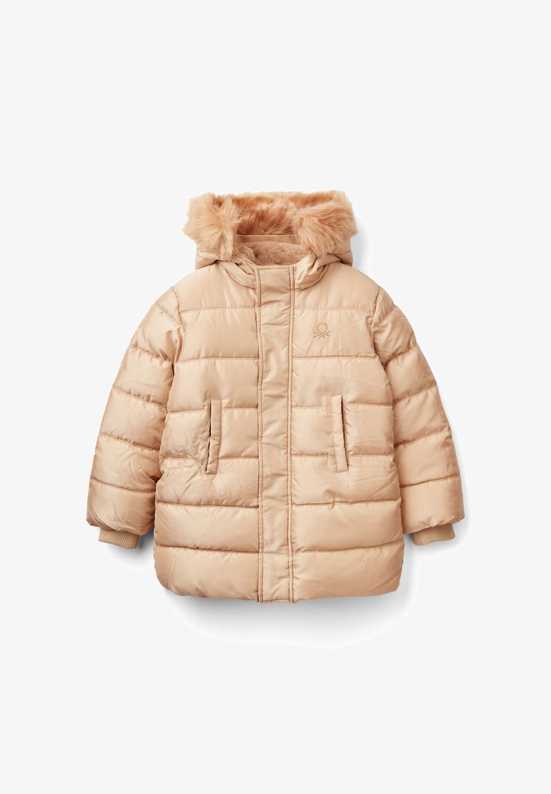 Beige prošívaná bunda s kapucí z umělé kožešiny, prošívaná textura, dvě přední kapsy a žebrované manžety. Minimální značení na hrudi.