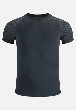Tamsiai pilka trumpomis rankovėmis sportinė marškinėliai su lygiu torso ir tekstūruotomis raglan rankovėmis bei apvalia iškirpte.