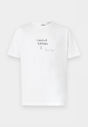 Tricou alb cu gât rotund și mâneci scurte, cu text negru scris de mână „Limited Edition 1/1 Paul Smith” pe piept.