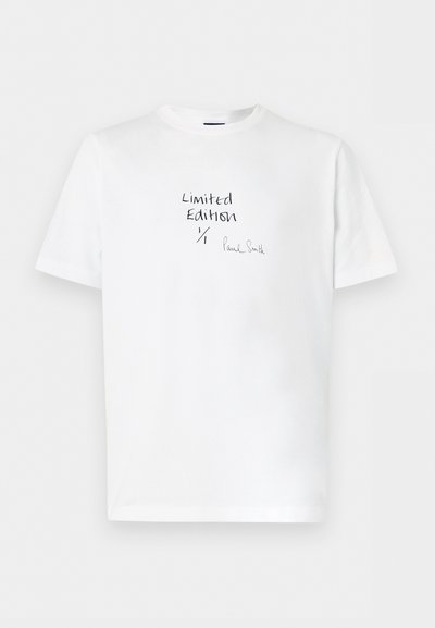 Λευκό t-shirt με στρογγυλή λαιμόκοψη και κοντά μανίκια με μαύρο χειρόγραφο κείμενο που αναγράφει «Limited Edition 1/1 Paul Smith» στο στήθος.