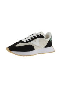 Zapatillas negras y blancas con parte superior de ante y nylon, cuello acolchado, cordones blancos y suela de goma con un acento verde.