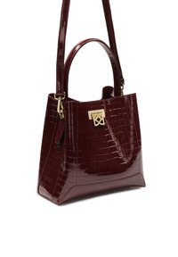 Burgundy handväska med en glänsande, krokodilprickad yta. Har dubbla handtag och ett guldtonat accent på framsidan. Rektangulär form.