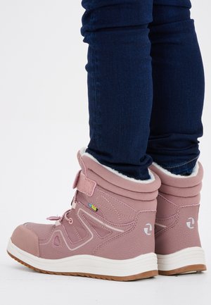 Bottes imperméables roses avec doublure en polaire, dotées de lacets et de fermetures Velcro, semelle en caoutchouc et matériau synthétique texturé.