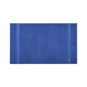 Μπλε βαμβακερή πετσέτα μπάνιου με υφασμάτινη επιφάνεια, δύο οριζόντιες ρίγες και ένα μικρό κεντημένο λογότυπο στην κάτω δεξιά γωνία.