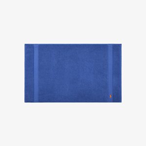 Blauwe katoenen badhanddoek met een gestructureerd oppervlak, twee horizontale strepen en een klein geborduurd logo in de rechterbenedenhoek.