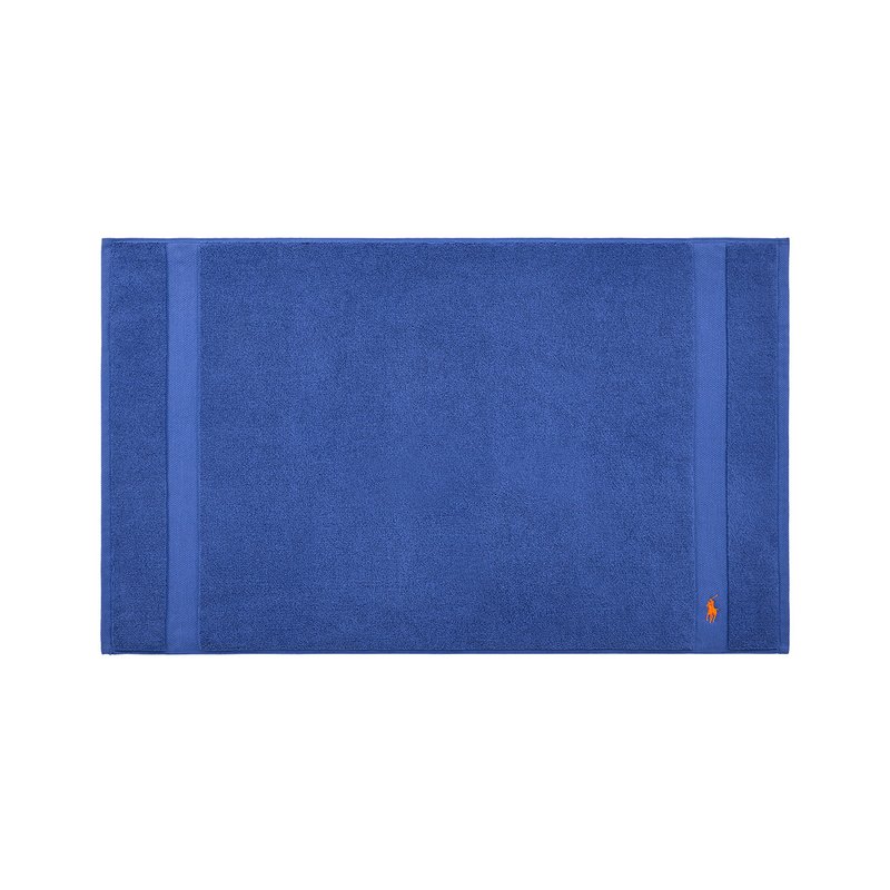 Μπλε βαμβακερή πετσέτα μπάνιου με υφασμάτινη επ ιφάνεια, δύο οριζόντιες ρίγες και ένα μικρό κεντημένο λογότυπο στην κάτω δεξιά γωνία.