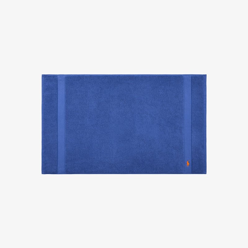 Μπλε βαμβακερή πετσέτα μπάνιου με υφασμάτινη επιφάνεια, δύο οριζόντιες ρίγες και ένα μικρό κεντημένο λογότυπο στην κάτω δεξιά γωνία.