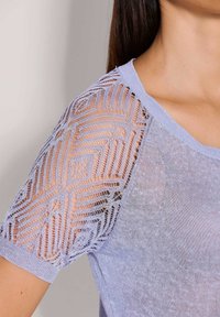 Lichtpaars T-shirt met korte mouwen, gekenmerkt door een gebreide kantpatroon op de mouwen en een lichte, ademende stof.