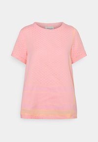Camiseta de manga corta rosa con un patrón texturizado, escote redondeado y acentos de rayas horizontales en un tono más claro de rosa.