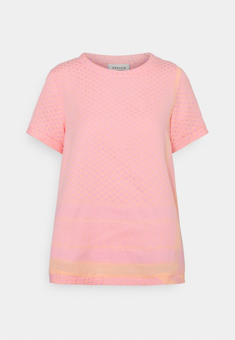Camiseta de manga corta rosa con un patrón texturizado, escote redondeado y acentos de rayas horizontales en un tono más claro de rosa.