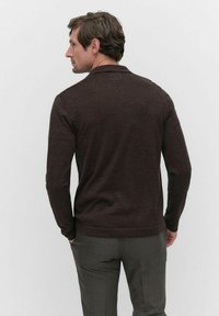 Bruine trui met lange mouwen en een geribde kraag en manchetten, met een zachte textuur en een aansluitend ontwerp, gezien vanaf de achterkant.