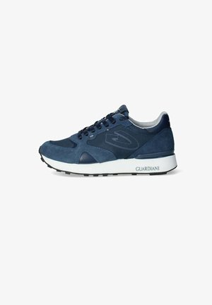 Sneaker blu navy con un mix di materiali in camoscio e rete, dotati di una suola bianca e una suola nera, e con il marchio "GUARDIANI" sul lato.