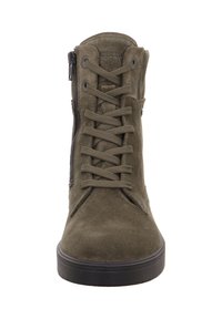 Stivaletto alla caviglia in camoscio verde oliva con punta arrotondata, chiusura frontale con lacci e zip laterale. Presenta una suola in gomma nera per una buona aderenza.