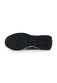 Suela de zapato de goma negra con un patrón de textura, que presenta acentos elevados y el nombre de la marca "Munich" en relieve. Diseño curvado para brindar soporte.