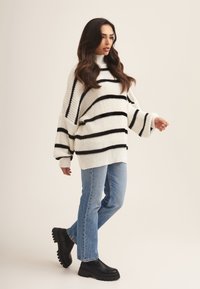 GINI LONDON HIGH NECK - Stickad tröja - cream