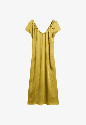 Robe jaune moutarde, tissu léger, décolleté en V avec des détails froncés, manches courtes, silhouette fluide, longueur genou.