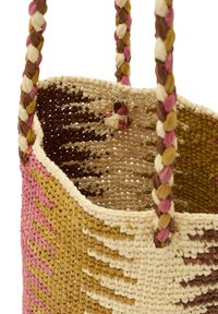 Pleciony kosz z plecionymi uchwytami. Charakteryzuje się mieszanką różowych, brązowych i żółtych odcieni w teksturowanym wzorze, prezentując naturalne włókna.