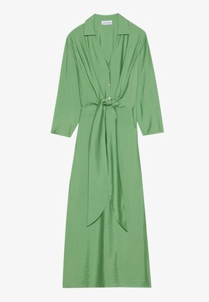 Robe en satin vert avec un col, manches longues, fermeture à boutons à l'avant et une ceinture nouée à la taille. Texture lisse et design mi-long.