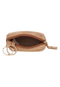 Pochette zippée en or rose avec une finition pailletée texturée, dotée d'un intérieur rayé et de deux anneaux en métal attachés.