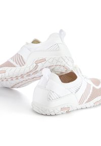 Weiße Sportschuhe mit pinken Akzenten, Mesh-Obermaterial, Slip-On-Design, strukturierte Seitenpaneele und eine Gummisohle mit einem Profilmuster.