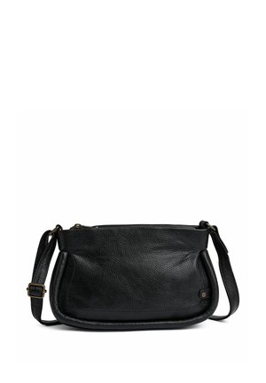 Čierna textúrovaná kožená kabelka cez rameno s nastaviteľným remienkom a zipsovým uzáverom, mierne zaoblený obdĺžnikový tvar.