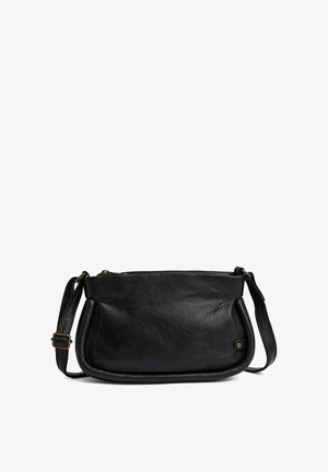 Čierna textúrovaná kožená kabelka cez rameno s nastaviteľným remienkom a zipsovým uzáverom, mierne zaoblený obdĺžnikový tvar.