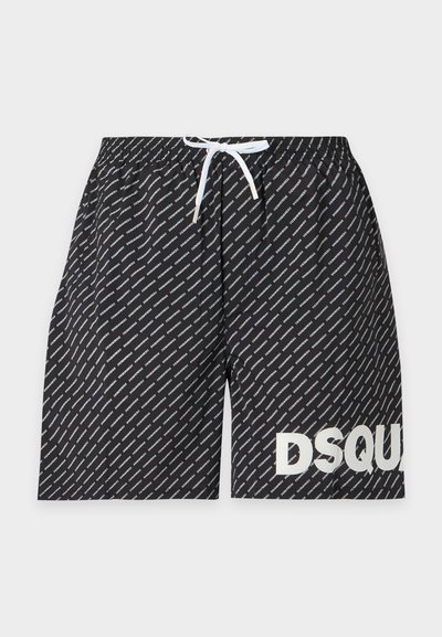 Shorts noirs à cordon avec texte blanc diagonal répété et grand logo blanc partiel "DSQU" sur une jambe.