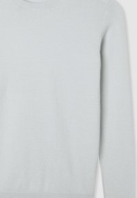 Maglione azzurro chiaro a girocollo realizzato in tessuto morbido. Presenta maniche lunghe e dettagli a coste nei polsini e nell'orlo.