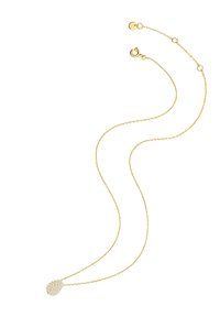 Collar de cadena de oro con un colgante en forma de gota que presenta múltiples pequeñas piedras claras. Textura suave con un diseño delicado y brillante.