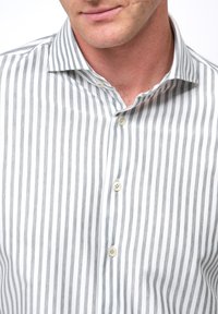 Overhemd met verticale grijs-witte strepen, een kraag en crème-kleurige knopen, gemaakt van een lichtgewicht stof.