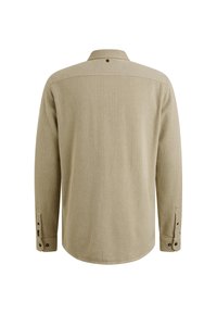 Chemise à manches longues en tissu texturé, de couleur beige, avec un col boutonné, une patte de boutonnage et des poignets boutonnés. Design simple avec peu de détails.