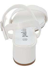 Weiße High-Heels Sandale mit zwei verstellbaren Riemen, einem glatten Obermaterial und einer soliden Plattformsohle mit einer hellbraunen Außensohle.