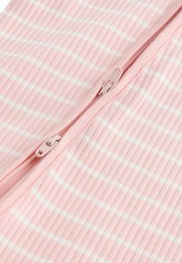 Tissu rose à nervures avec des rayures blanches, doté d'une fermeture éclair centrée et d'une texture lisse. Design minimaliste avec des détails de couture soignés.