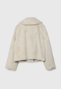 Cremefarbene Kunstpelzjacke mit Kragen, kurzem Schnitt und langen Ärmeln. Verfügt über eine weiche Textur und eine glatte Oberfläche ohne Verzierungen.