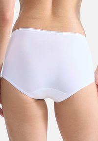 Weiße Hipster-Unterwäsche aus Baumwolle mit glatter Textur, nahtlosem Design und einem dezenten Bund. Rückansicht gezeigt.
