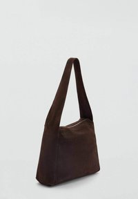 Braune Wildleder-Schultertasche mit einem einzelnen, breiten Trageriemen und einem Reißverschluss oben. Verfügt über ein geräumiges Inneres und eine weiche Textur, mit einem minimalistischen Design.