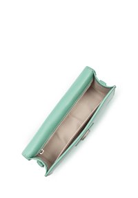 Portafoglio in pelle verde menta con texture liscia, dotato di un ampio interno beige e una chiusura a fibbia argentata.