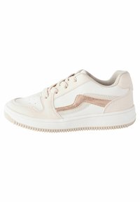 Białe sneakersy z teksturowanym paskiem w kolorze różowego złota po boku. Wykonane ze skóry i materiałów syntetycznych, z okrągłymi sznurówkami i gumową podeszwą.